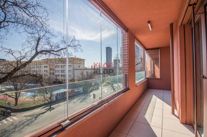 Pozrite si NADŠTANDARDNÝ 2i byt s VEĽKOU ZASKLENOU LODŽIOU v ZWIRN 3