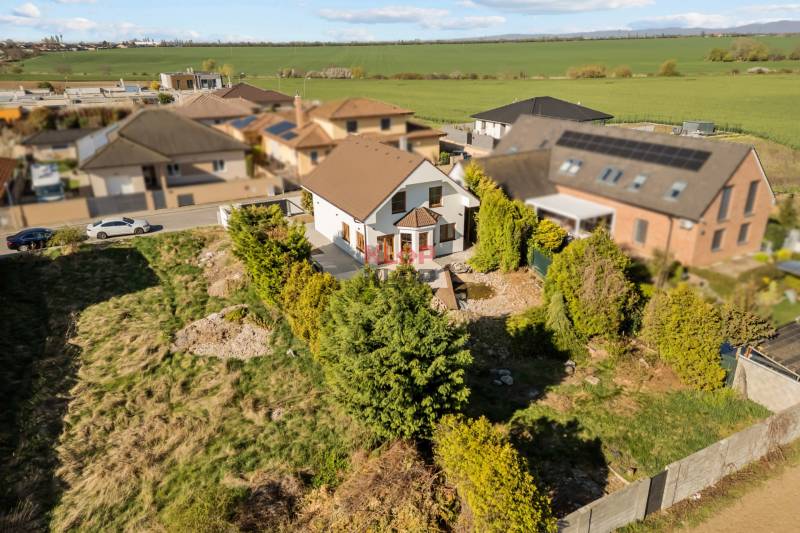 Kúpte si MODERNÝ, IDYLICKÝ 5i RD v NADŠTANDARDE s KRBOM, JAZIERKOM