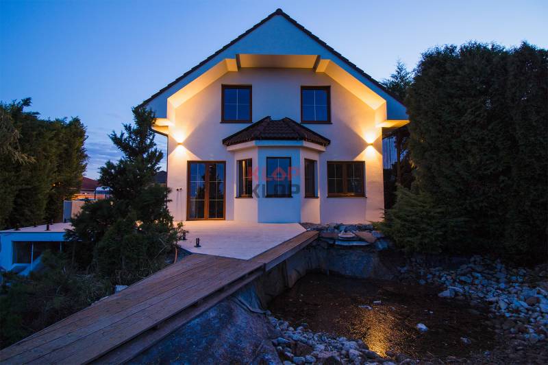 Kúpte si MODERNÝ, IDYLICKÝ 5i RD v NADŠTANDARDE s KRBOM, JAZIERKOM