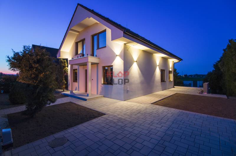 Kúpte si MODERNÝ, IDYLICKÝ 5i RD v NADŠTANDARDE s KRBOM, JAZIERKOM