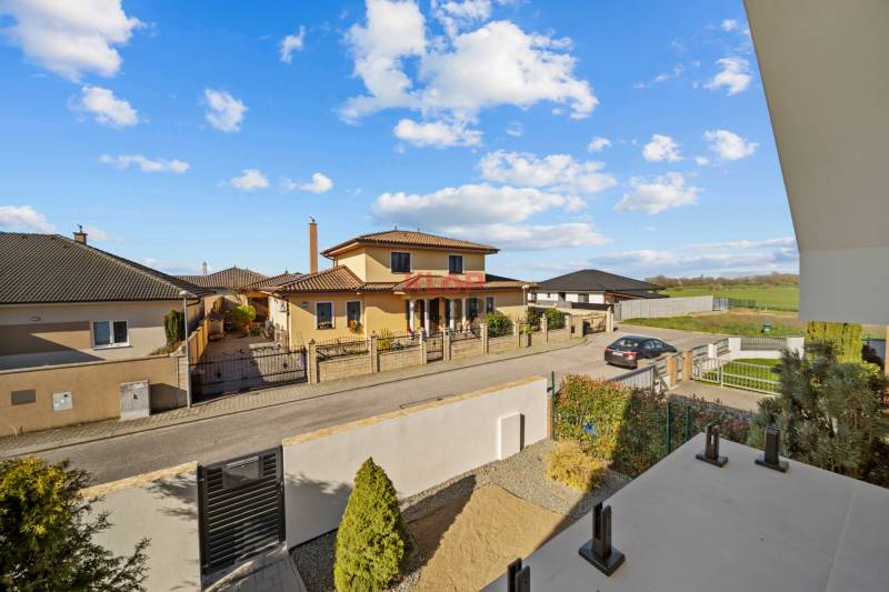 Kúpte si MODERNÝ, IDYLICKÝ 5i RD v NADŠTANDARDE s KRBOM, JAZIERKOM