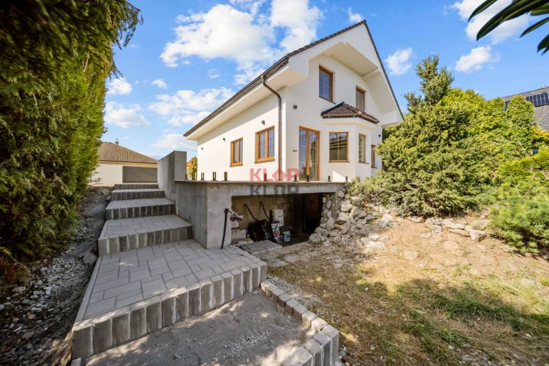 Kúpte si MODERNÝ, IDYLICKÝ 5i RD v NADŠTANDARDE s KRBOM, JAZIERKOM