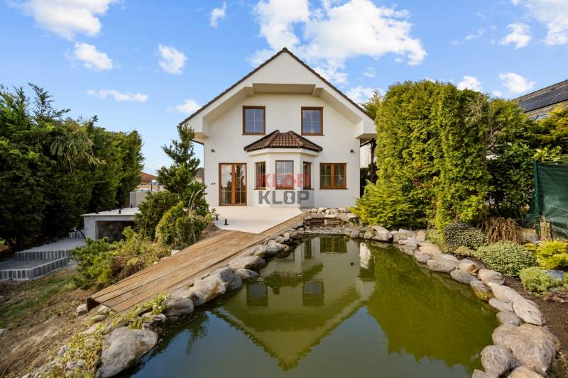 Kúpte si MODERNÝ, IDYLICKÝ 5i RD v NADŠTANDARDE s KRBOM, JAZIERKOM