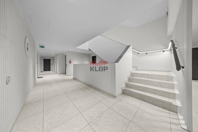Kúpte si MODERNÝ, PRIESTRANNÝ 2i byt so ZASKLENOU LODŽIOU v ZWIRN 3