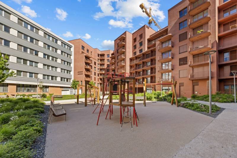 Kúpte si MODERNÝ, PRIESTRANNÝ 2i byt so ZASKLENOU LODŽIOU v ZWIRN 3
