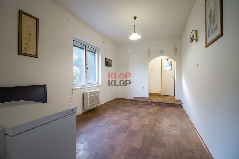 Kúpte si 2 RD na ROZSIAHLOM POZEMKU (4196 m²) s garážou a halou