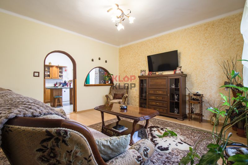 Kúpte si 2 RD na ROZSIAHLOM POZEMKU (4196 m²) s garážou a halou