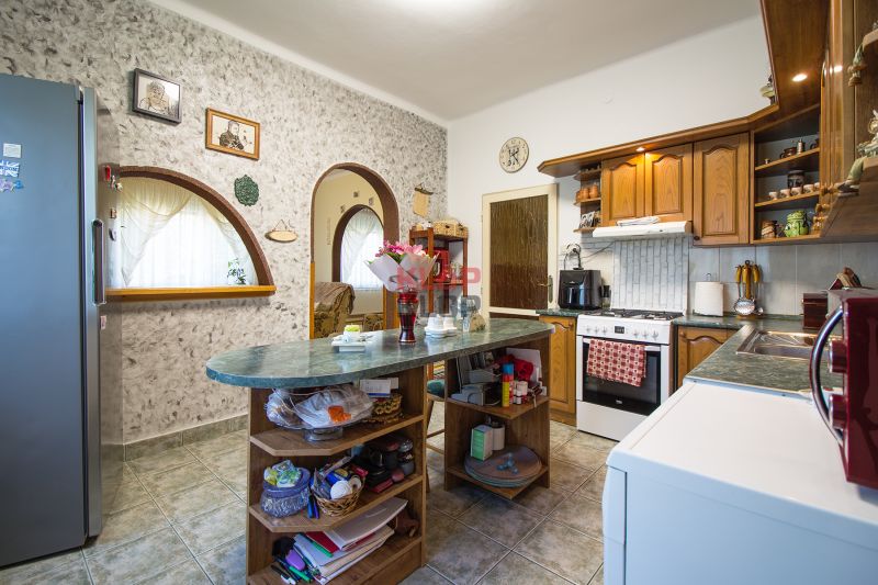 Kúpte si 2 RD na ROZSIAHLOM POZEMKU (4196 m²) s garážou a halou