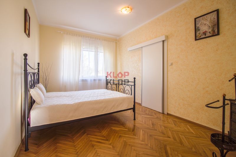 Kúpte si 2 RD na ROZSIAHLOM POZEMKU (4196 m²) s garážou a halou