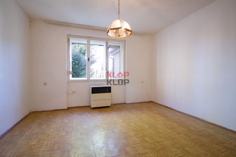 Kúpte si 2 RD na ROZSIAHLOM POZEMKU (4196 m²) s garážou a halou