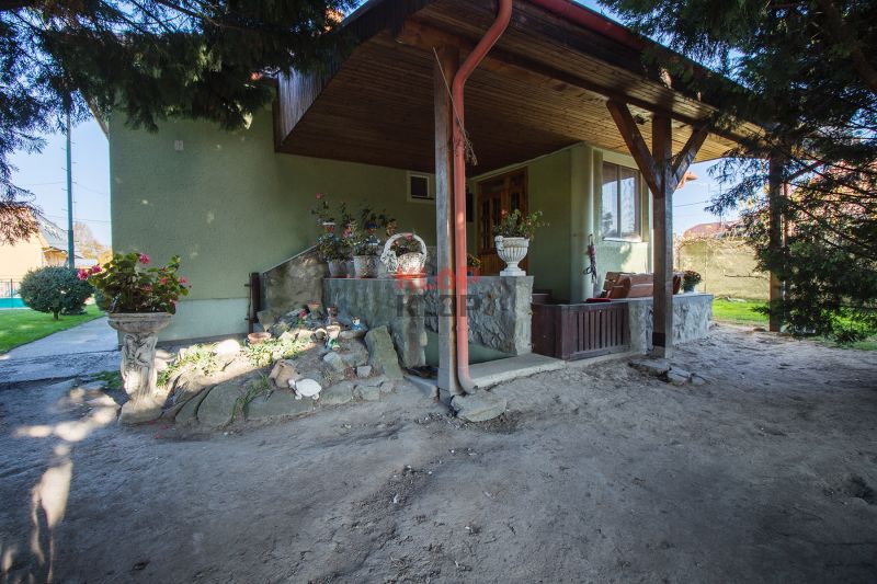 Kúpte si 2 RD na ROZSIAHLOM POZEMKU (4196 m²) s garážou a halou