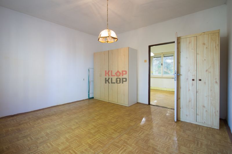 Kúpte si 2 RD na ROZSIAHLOM POZEMKU (4196 m²) s garážou a halou