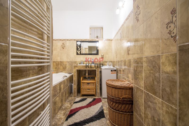 Kúpte si 2 RD na ROZSIAHLOM POZEMKU (4196 m²) s garážou a halou