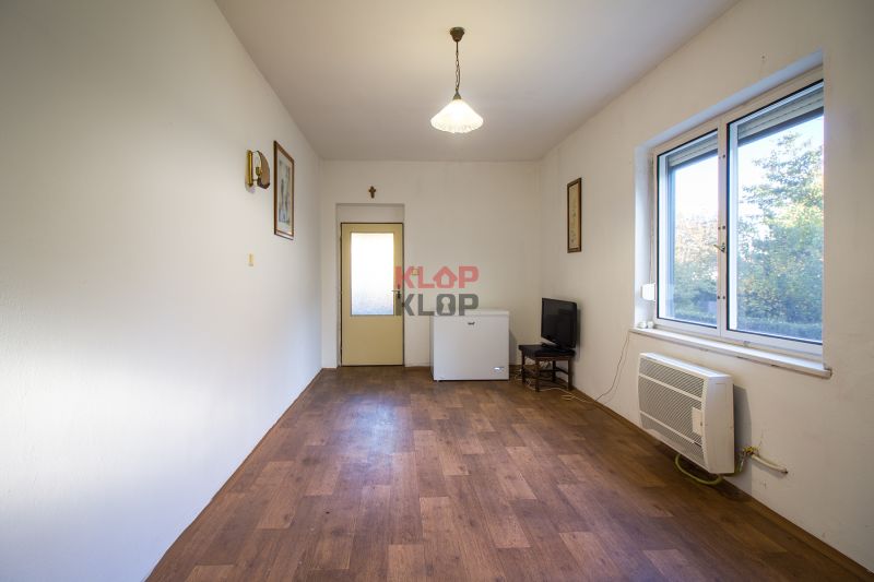 Kúpte si 2 RD na ROZSIAHLOM POZEMKU (4196 m²) s garážou a halou