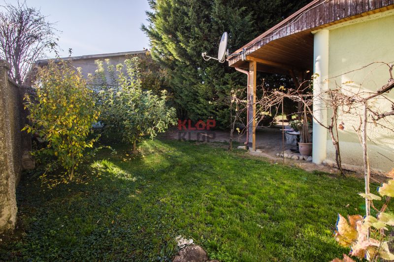 Kúpte si 2 RD na ROZSIAHLOM POZEMKU (4196 m²) s garážou a halou
