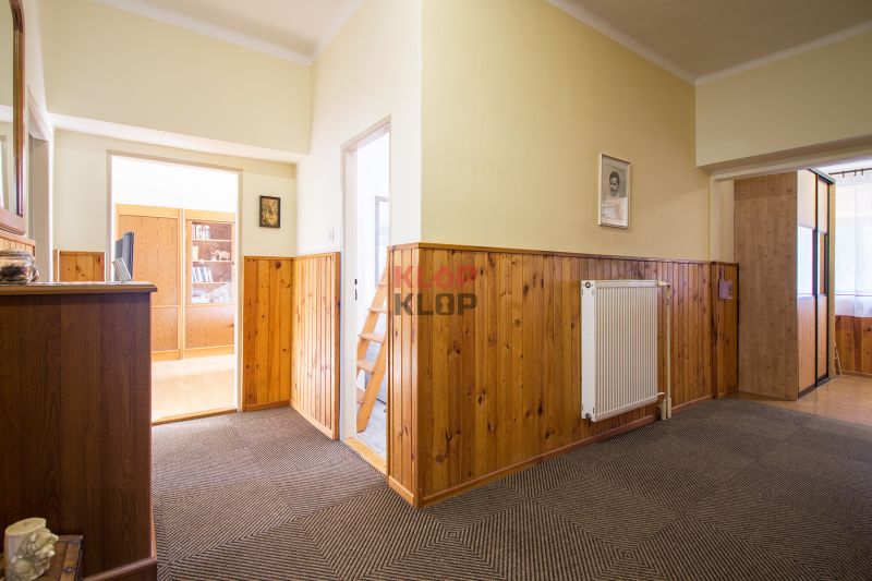 Kúpte si 2 RD na ROZSIAHLOM POZEMKU (4196 m²) s garážou a halou