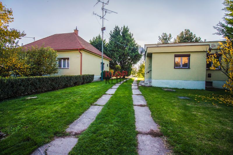 Kúpte si 2 RD na ROZSIAHLOM POZEMKU (4196 m²) s garážou a halou