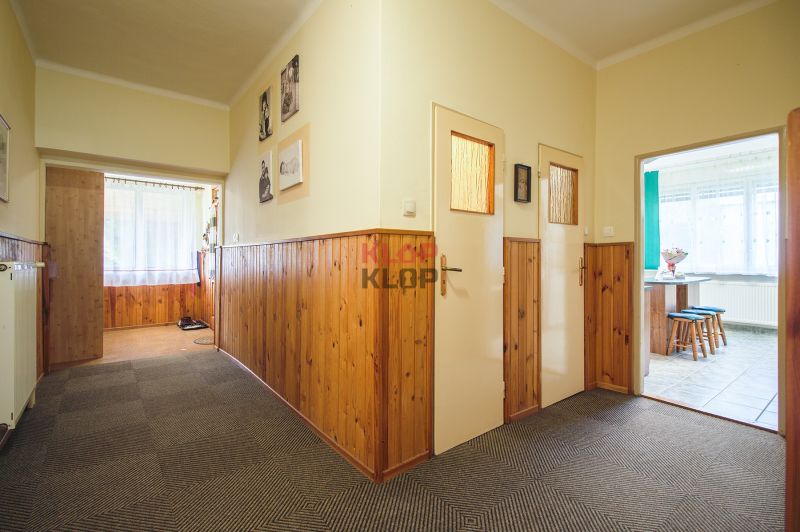 Kúpte si 2 RD na ROZSIAHLOM POZEMKU (4196 m²) s garážou a halou