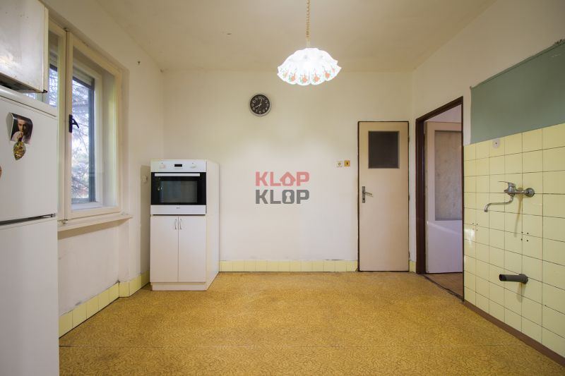 Kúpte si 2 RD na ROZSIAHLOM POZEMKU (4196 m²) s garážou a halou