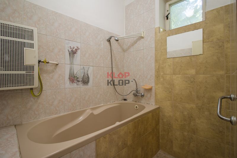 Kúpte si 2 RD na ROZSIAHLOM POZEMKU (4196 m²) s garážou a halou