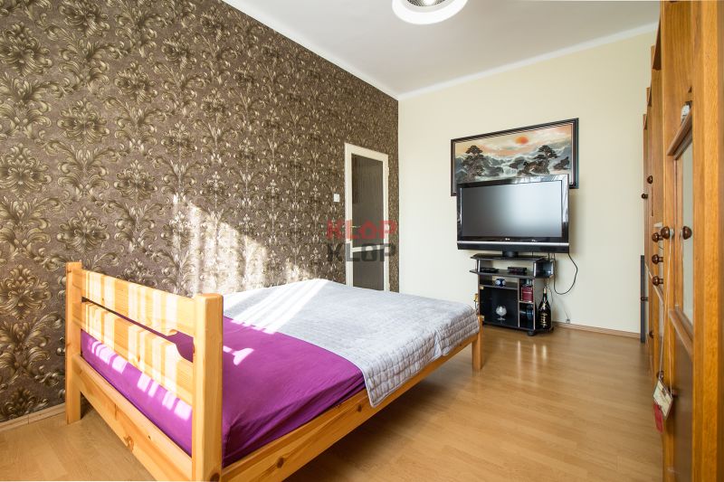 Kúpte si 2 RD na ROZSIAHLOM POZEMKU (4196 m²) s garážou a halou
