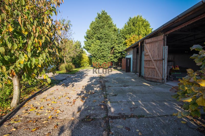 Kúpte si 2 RD na ROZSIAHLOM POZEMKU (4196 m²) s garážou a halou