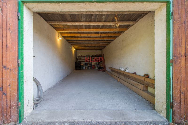 Kúpte si 2 RD na ROZSIAHLOM POZEMKU (4196 m²) s garážou a halou
