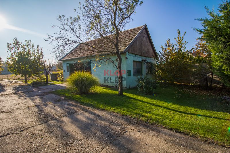 Kúpte si 2 RD na ROZSIAHLOM POZEMKU (4196 m²) s garážou a halou