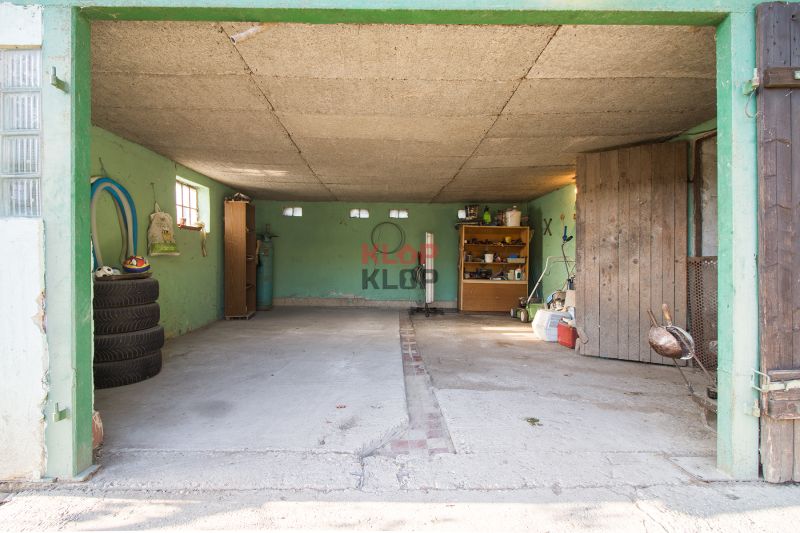 Kúpte si 2 RD na ROZSIAHLOM POZEMKU (4196 m²) s garážou a halou