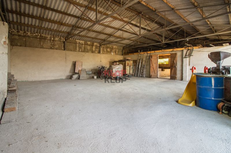 Kúpte si 2 RD na ROZSIAHLOM POZEMKU (4196 m²) s garážou a halou