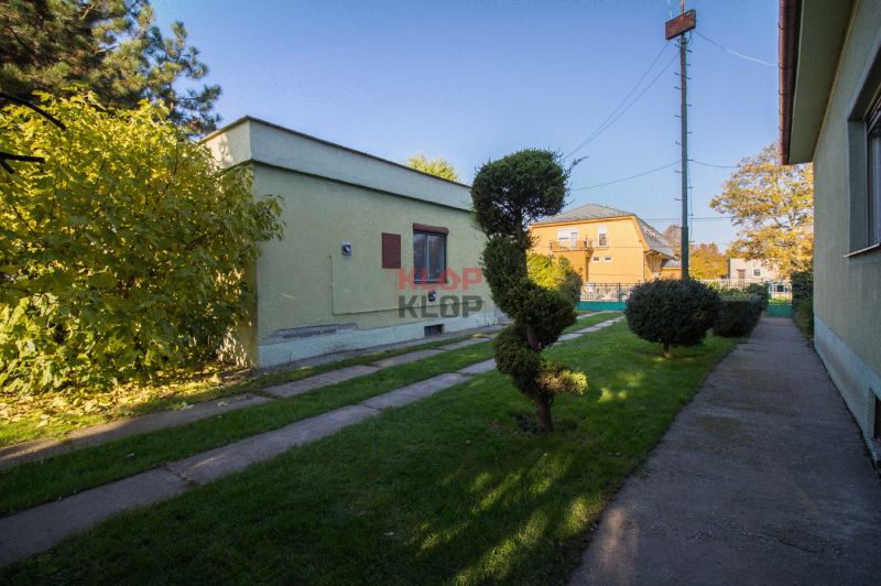 Kúpte si 2 RD na ROZSIAHLOM POZEMKU (4196 m²) s garážou a halou