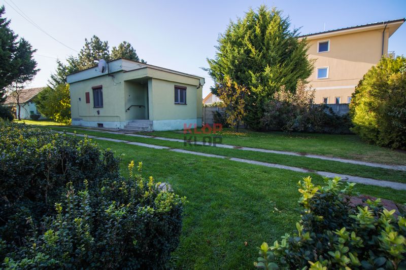 Kúpte si 2 RD na ROZSIAHLOM POZEMKU (4196 m²) s garážou a halou
