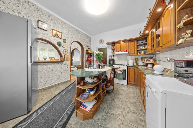 Kúpte si 2 RD (4i + 2i) na ÚCHVATNOM POZ. 4196 m², s BOHATÝM ZÁZEMÍM 