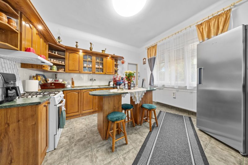 Kúpte si 2 RD (4i + 2i) na ÚCHVATNOM POZ. 4196 m², s BOHATÝM ZÁZEMÍM 