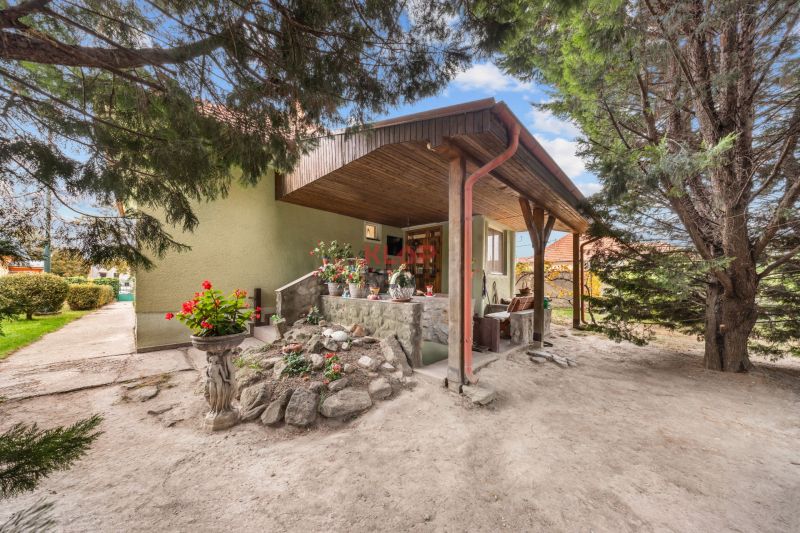 Kúpte si 2 RD (4i + 2i) na ÚCHVATNOM POZ. 4196 m², s BOHATÝM ZÁZEMÍM 